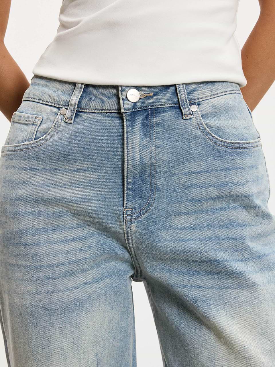 Womens Relaxed Fit Denim Jeans in Mid Blue