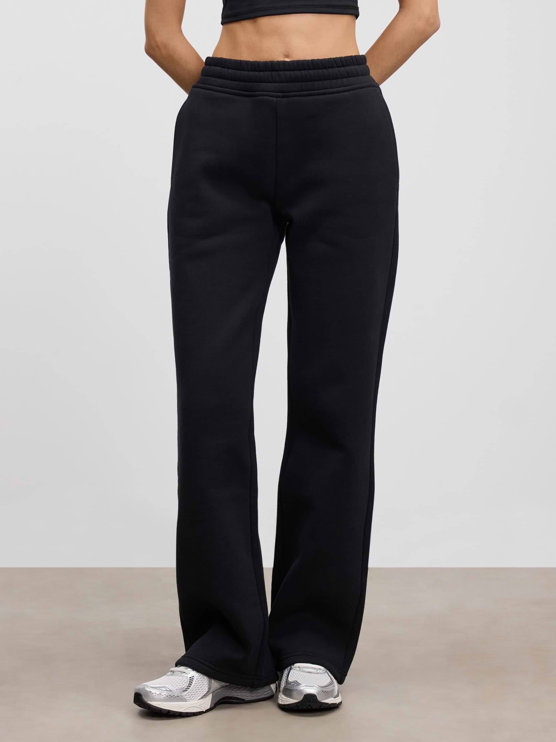 Womens Relaxed Straight Leg Jogger in Black