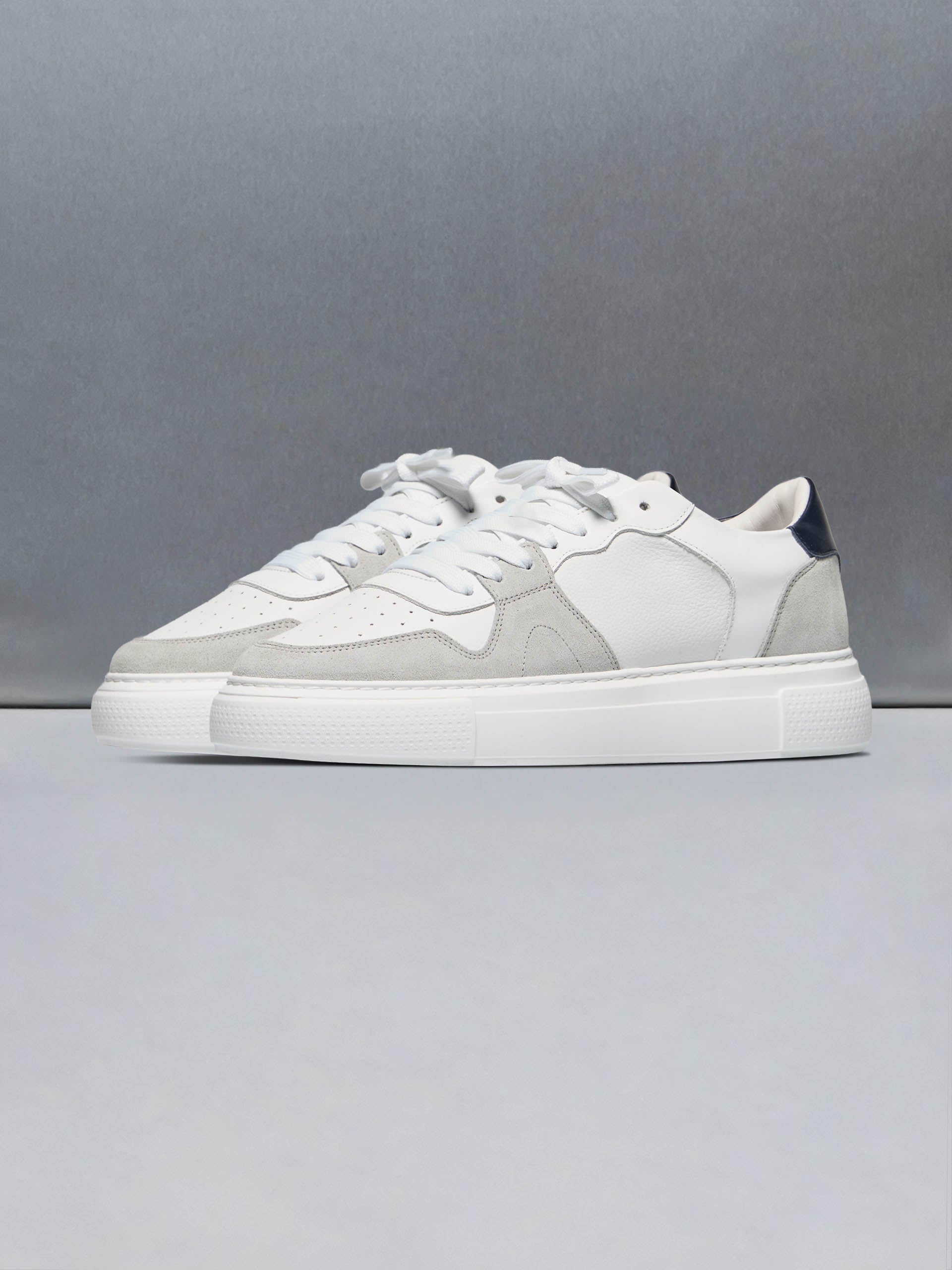 Court Trainer in White Grey