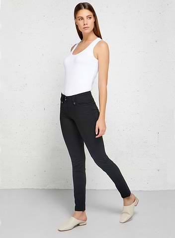 Pantalones ajustados con estilo para el aeropuerto