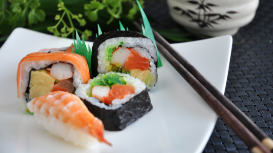 Cómo preparar sushi en una clase de cocina internacional