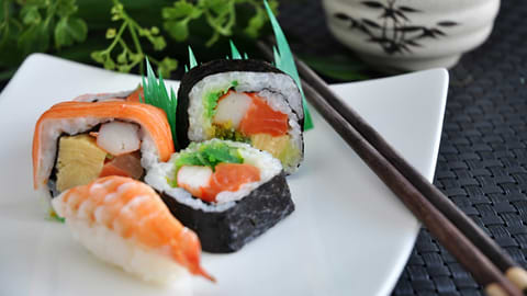 Cómo preparar sushi en una clase de cocina internacional