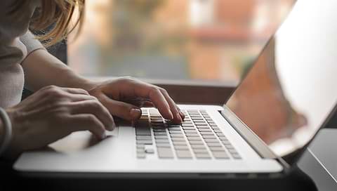 Reduce el estrés de tus viajes Envíate por correo electrónico documentos importantes