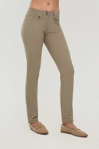 Le meilleur pantalon de voyage. Vue de face du pantalon de voyage Skyler en kaki