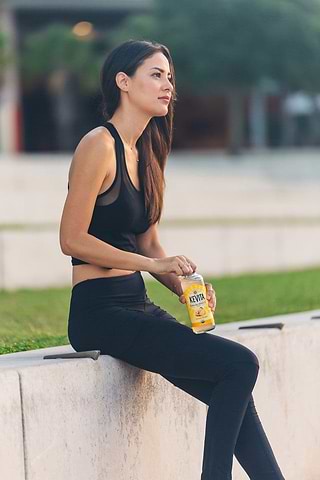 Camiseta sin mangas Trina con espalda cruzada