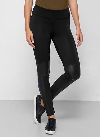 Viajando en leggings Los leggings de piel sintética Italia