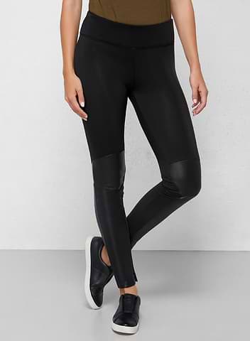 Viajando en leggings Los leggings de piel sintética Italia