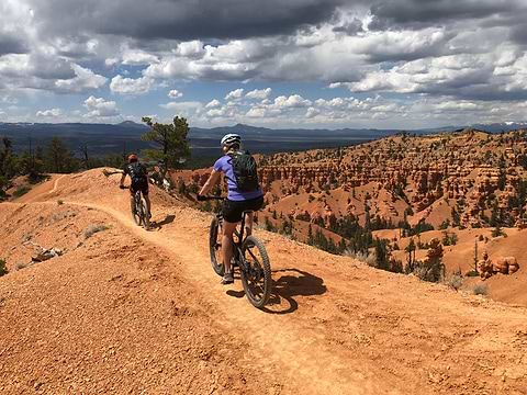 Recorra en bicicleta los senderos de rocas rojas en el extraordinario suroeste.