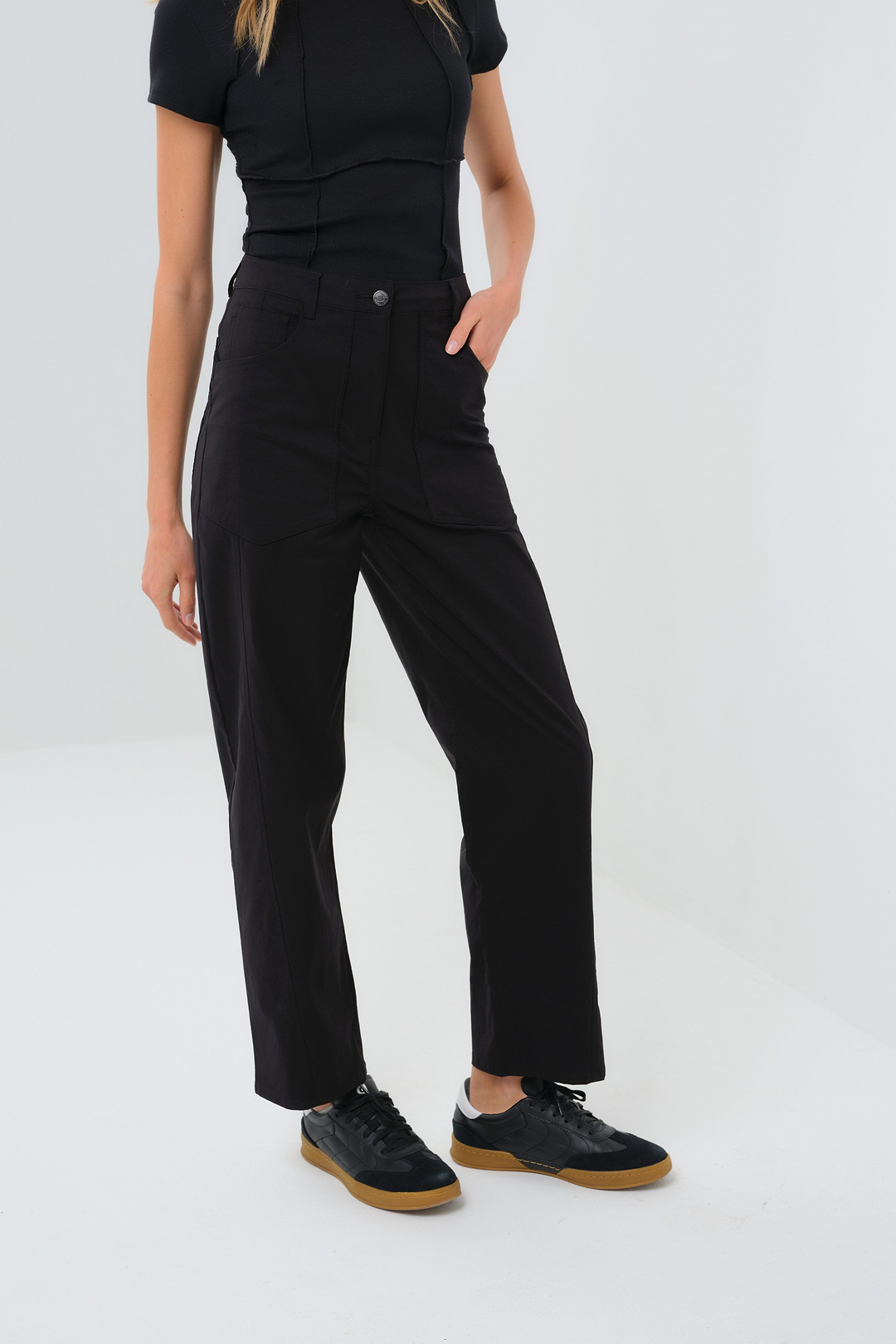 Liv Relaxed Light Barrel Leg Pant in Black