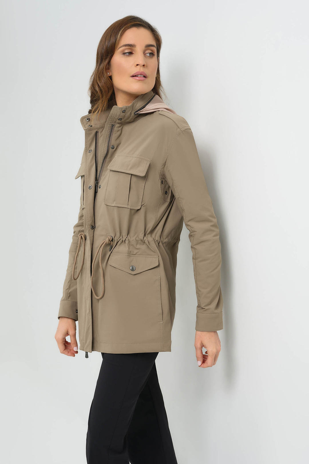 Chaqueta ligera utilitaria con capucha Courtney