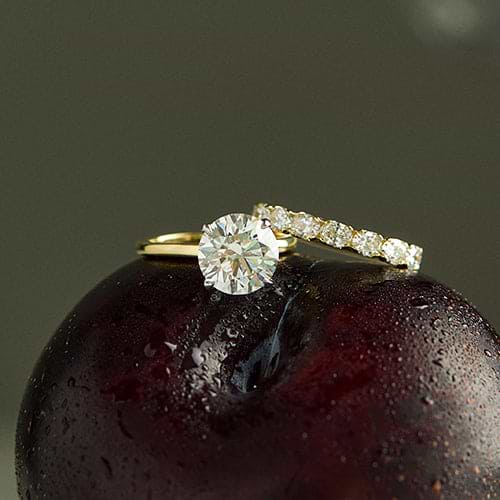 THE CLASSIC ROUND RING