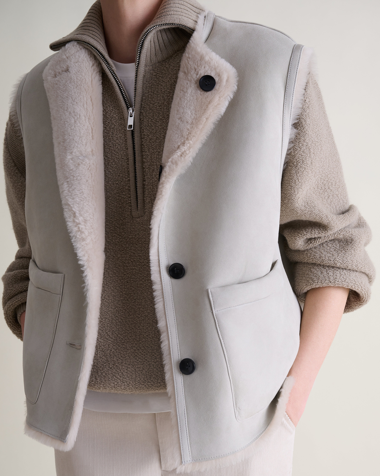 Natural horn button closure