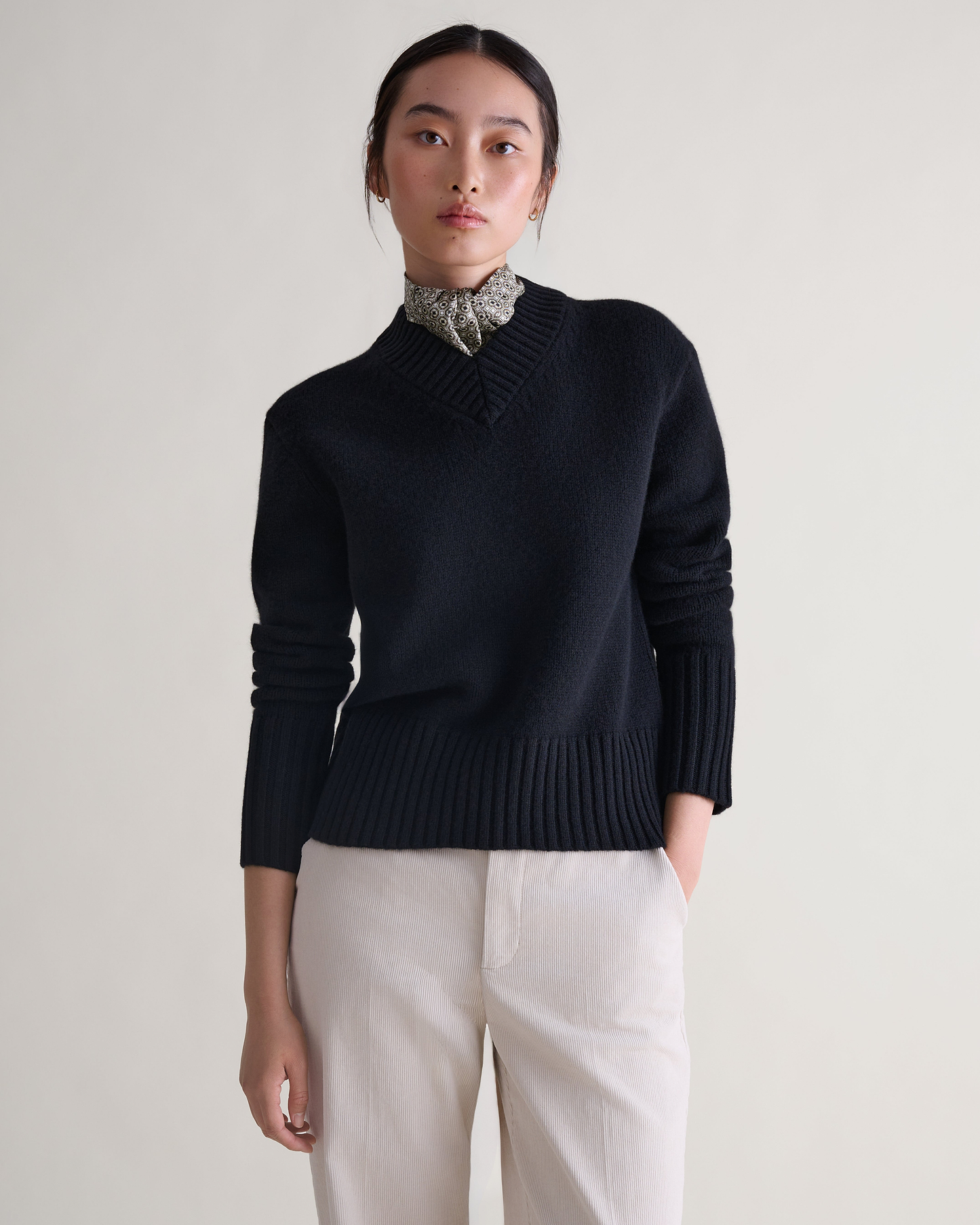 Women's Wool V-neck Jumper - Black