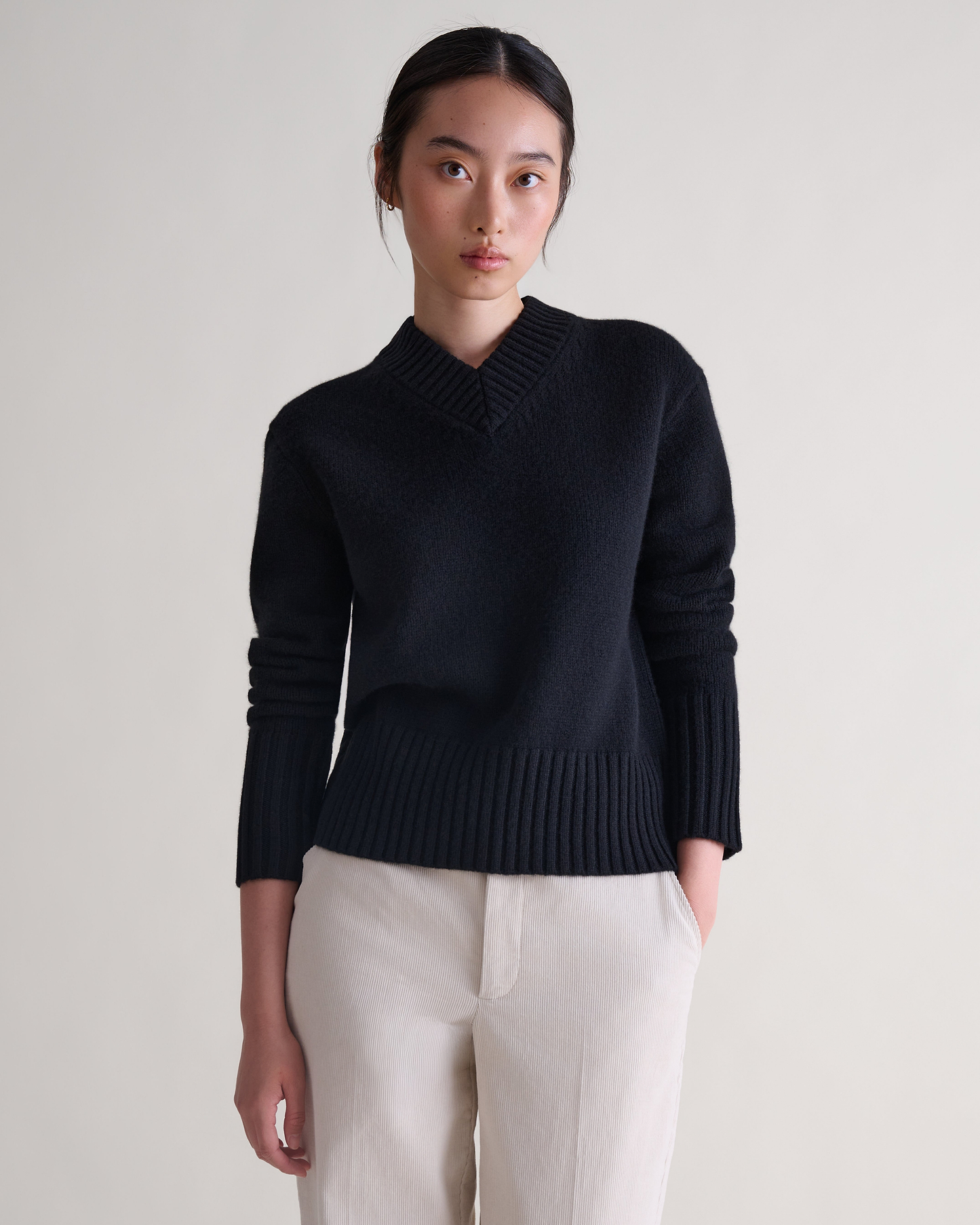 Women's Wool V-neck Jumper - Black