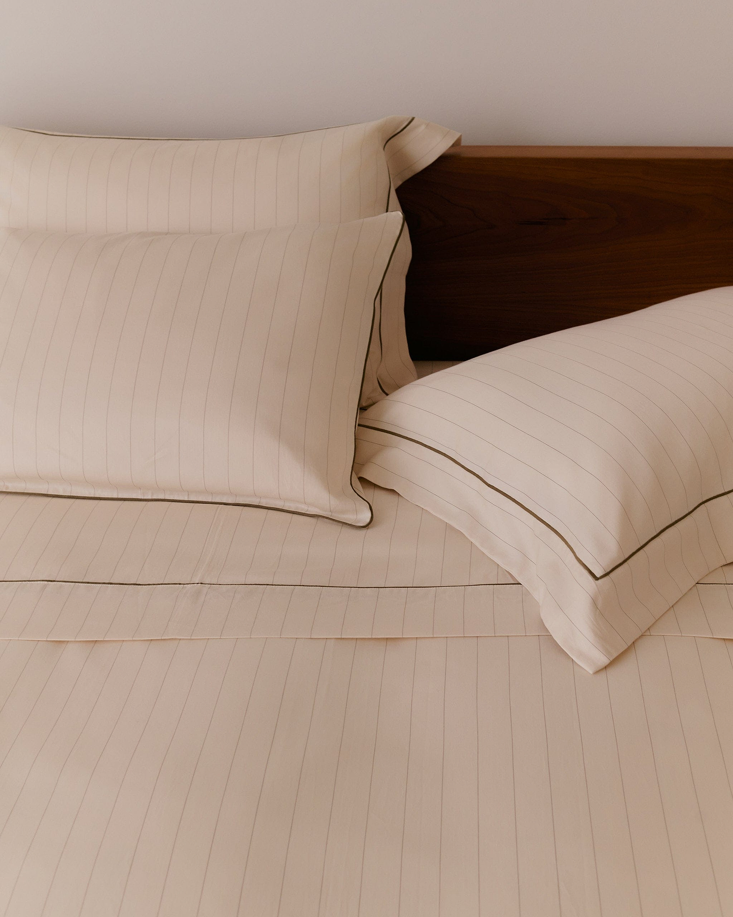 Soft & Smooth Cotton Sateen Oxford Pillowcase Set - Buttermilk Black Piping