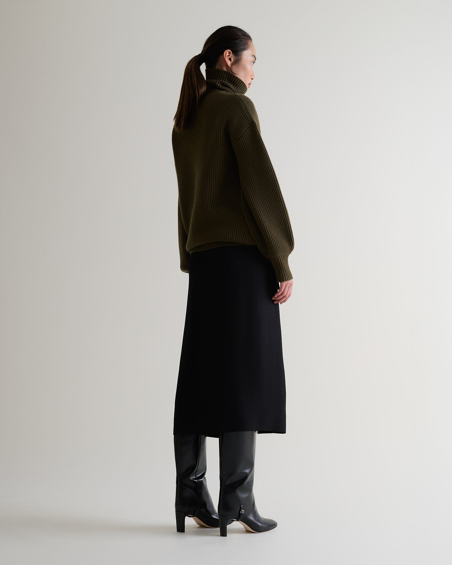 Women's Cashmere Merino Ottoman Ribbed Roll Neck Jumper - Military Green