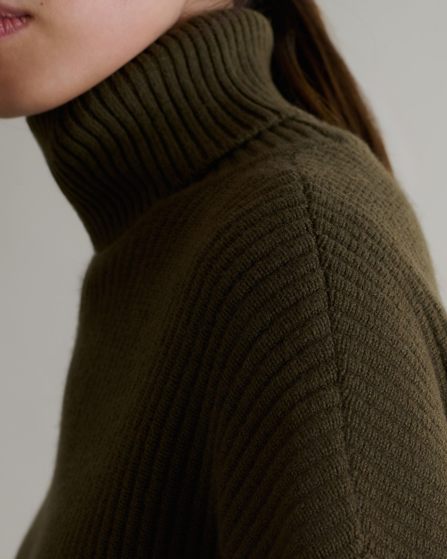 Women's Cashmere Merino Ottoman Ribbed Roll Neck Jumper - Military Green