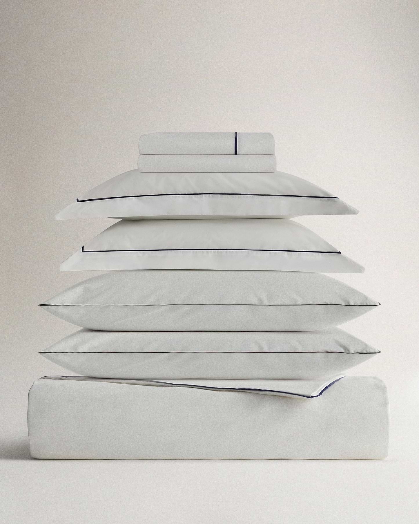 Soft & Smooth Cotton Deluxe Duvet Bundle - White Navy Piping - Super King