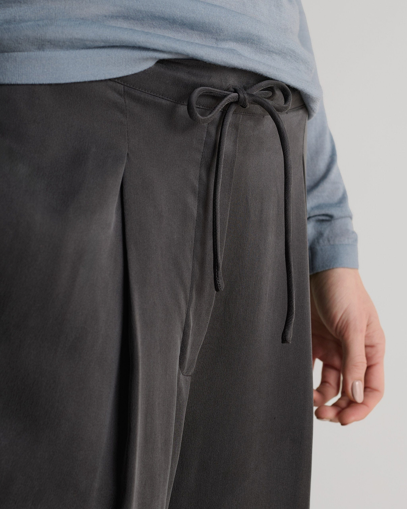 Faux opening at front fly with self fabric tie belt