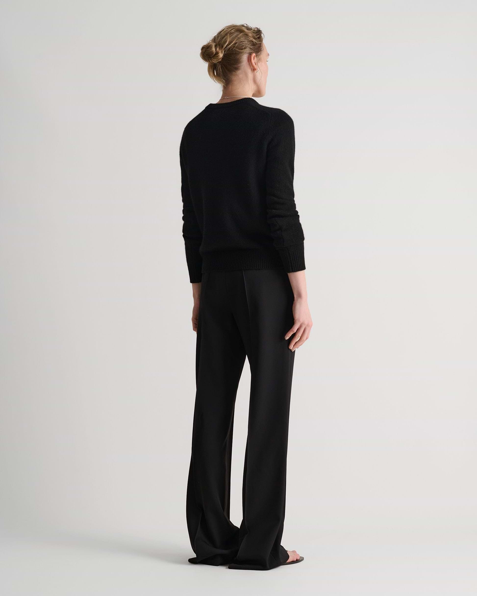 Women's Finest Cashmere Mid-Weight Crew Neck Jumper - Black