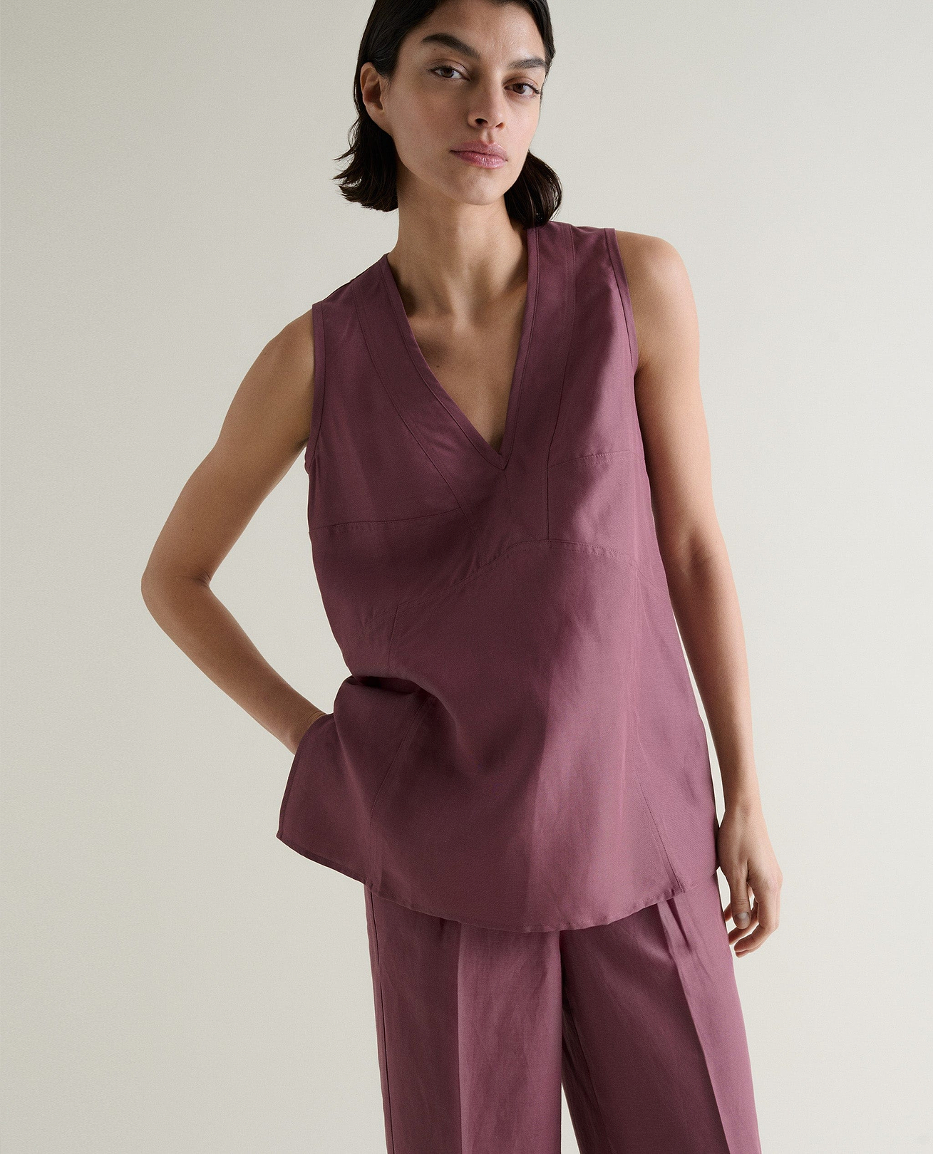 Low V neckline.