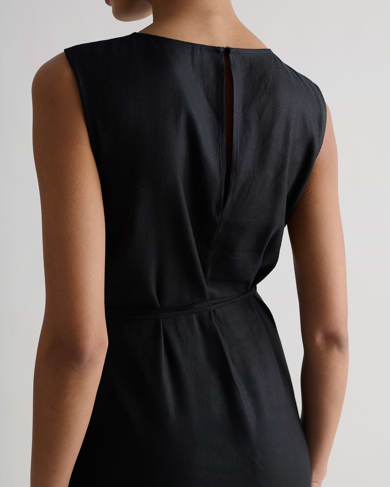 Keyhole back - a subtle detail at the nape of the neck.