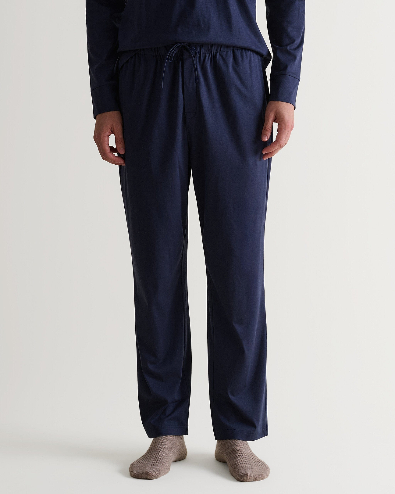 Relaxed straight-leg fit