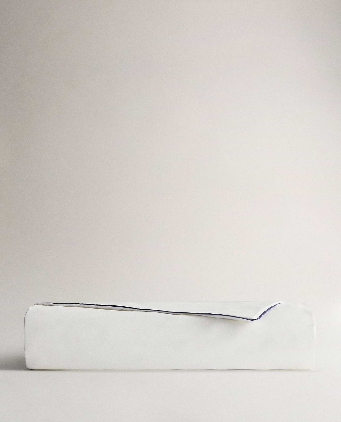 The Crisp & Cool Organic Luxury Duvet Cover - White Navy Piping
