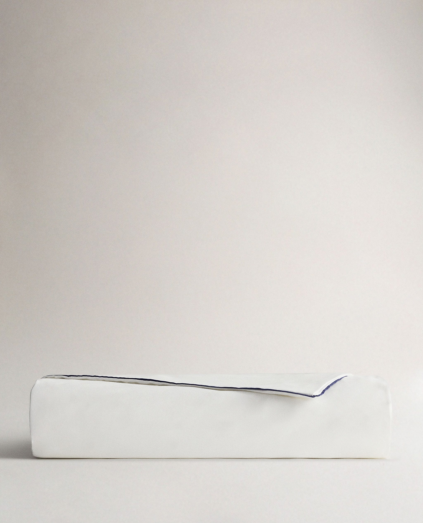 The Crisp & Cool Organic Luxury Duvet Cover - White Navy Piping