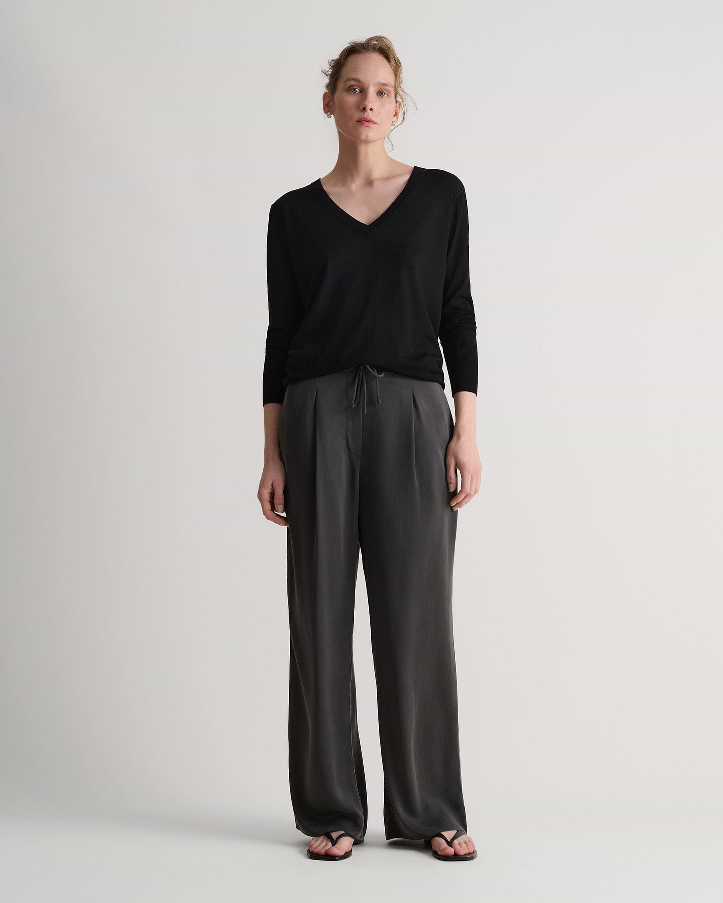 Women's Superfine Merino V Neck Jumper - Black