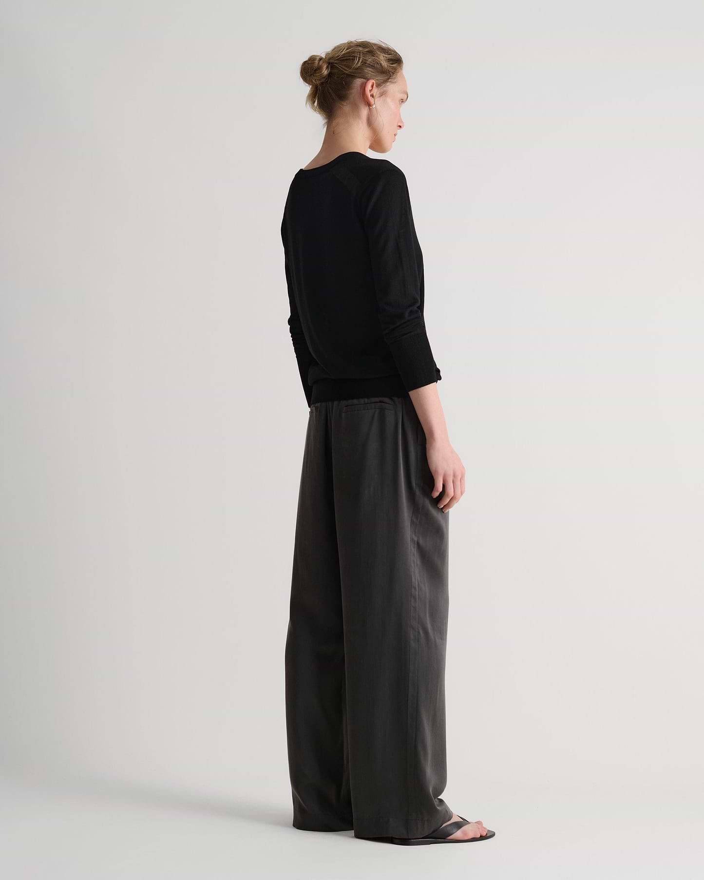 Women's Superfine Merino V Neck Jumper - Black