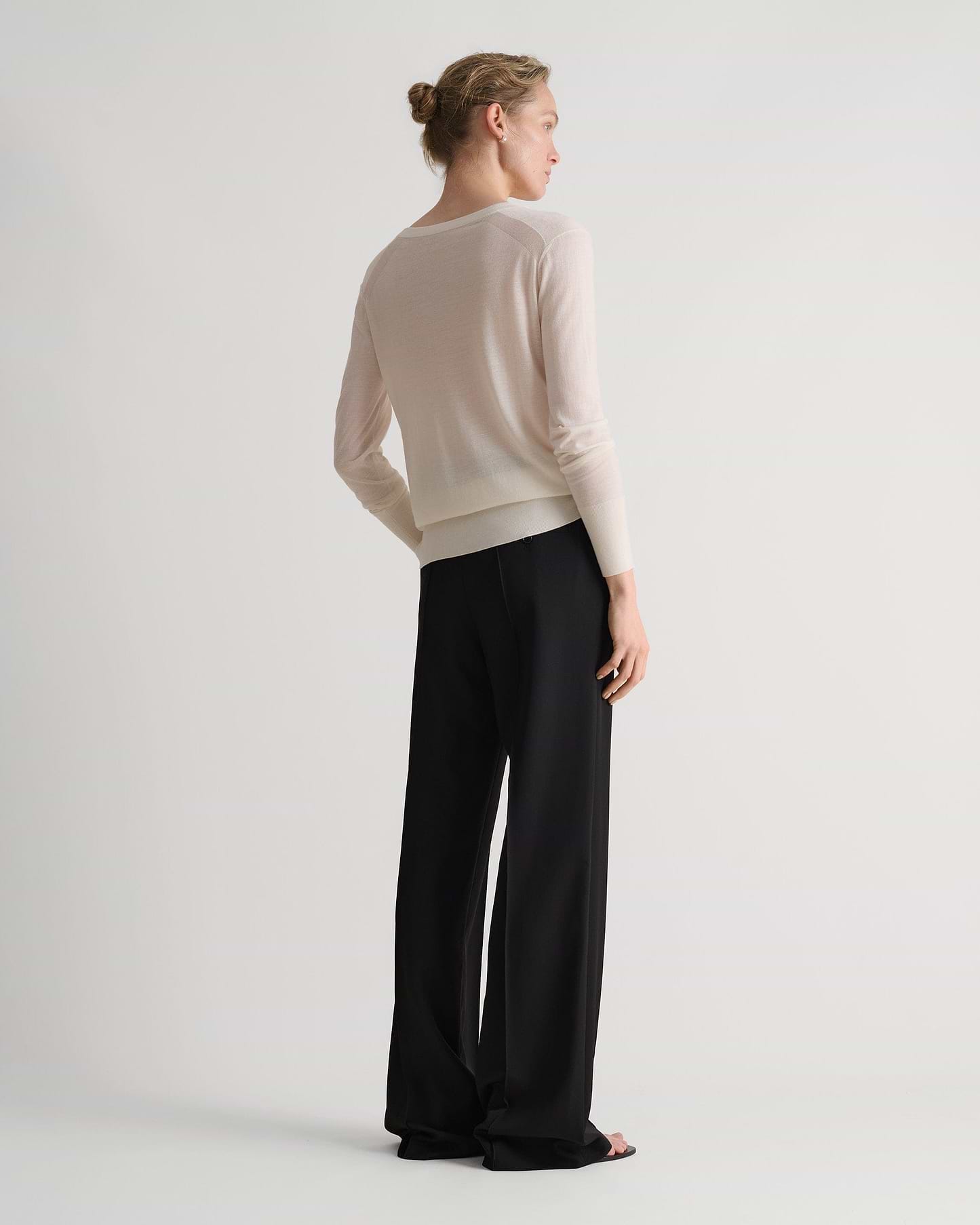 Women's Superfine Merino V Neck Jumper - Buttermilk