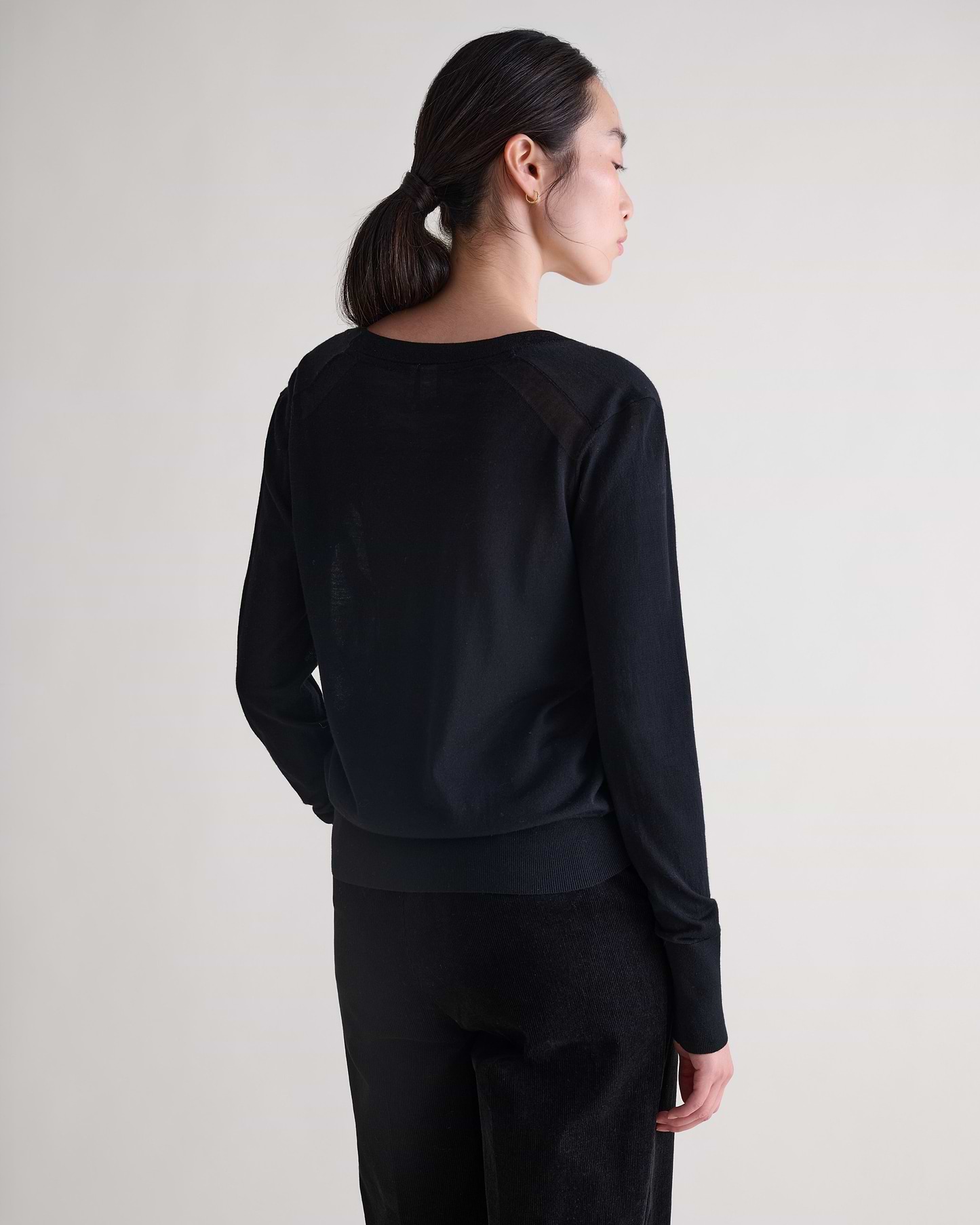 Women's Superfine Merino V Neck Jumper - Black