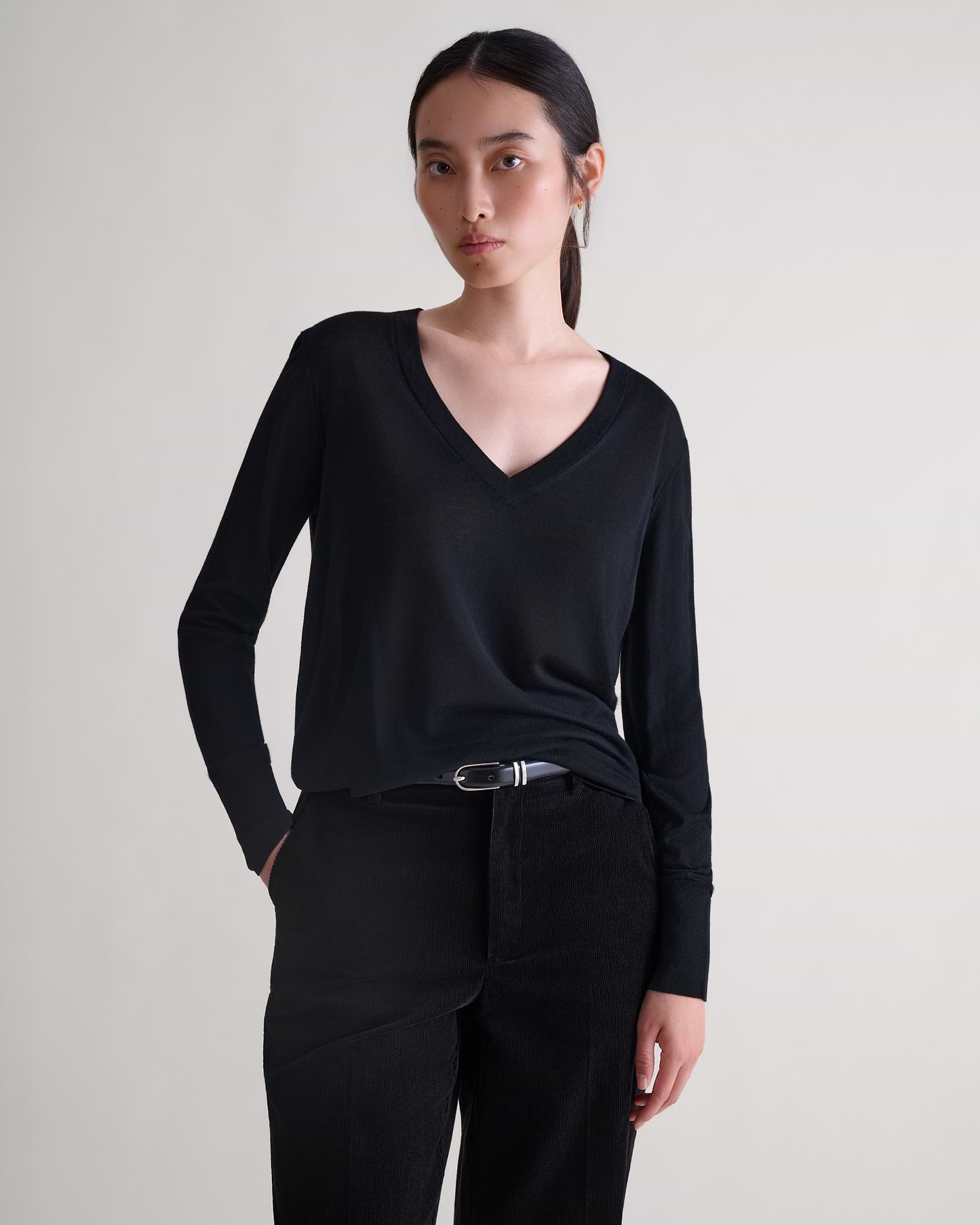 Women's Superfine Merino V Neck Jumper - Black