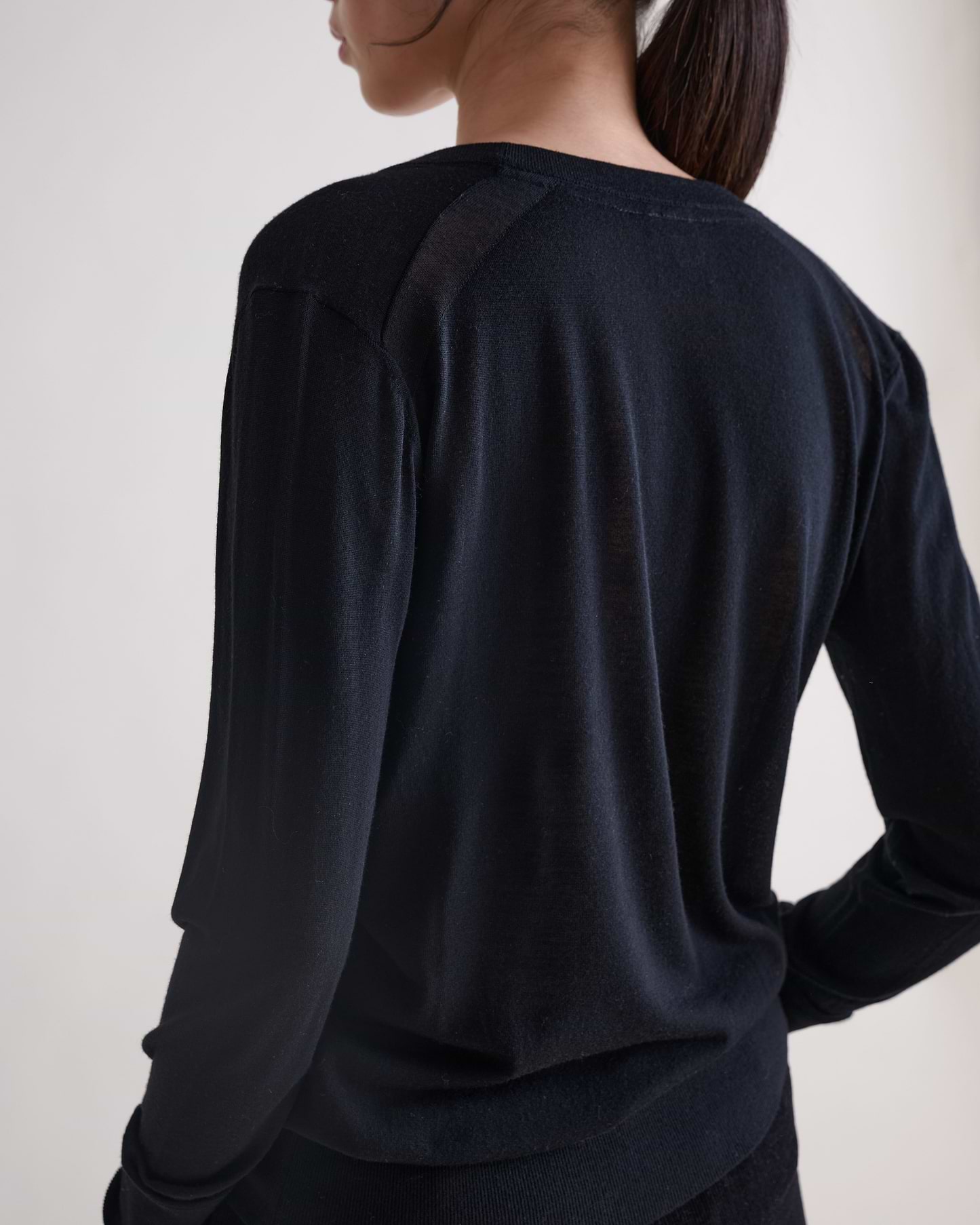 Women's Superfine Merino V Neck Jumper - Black