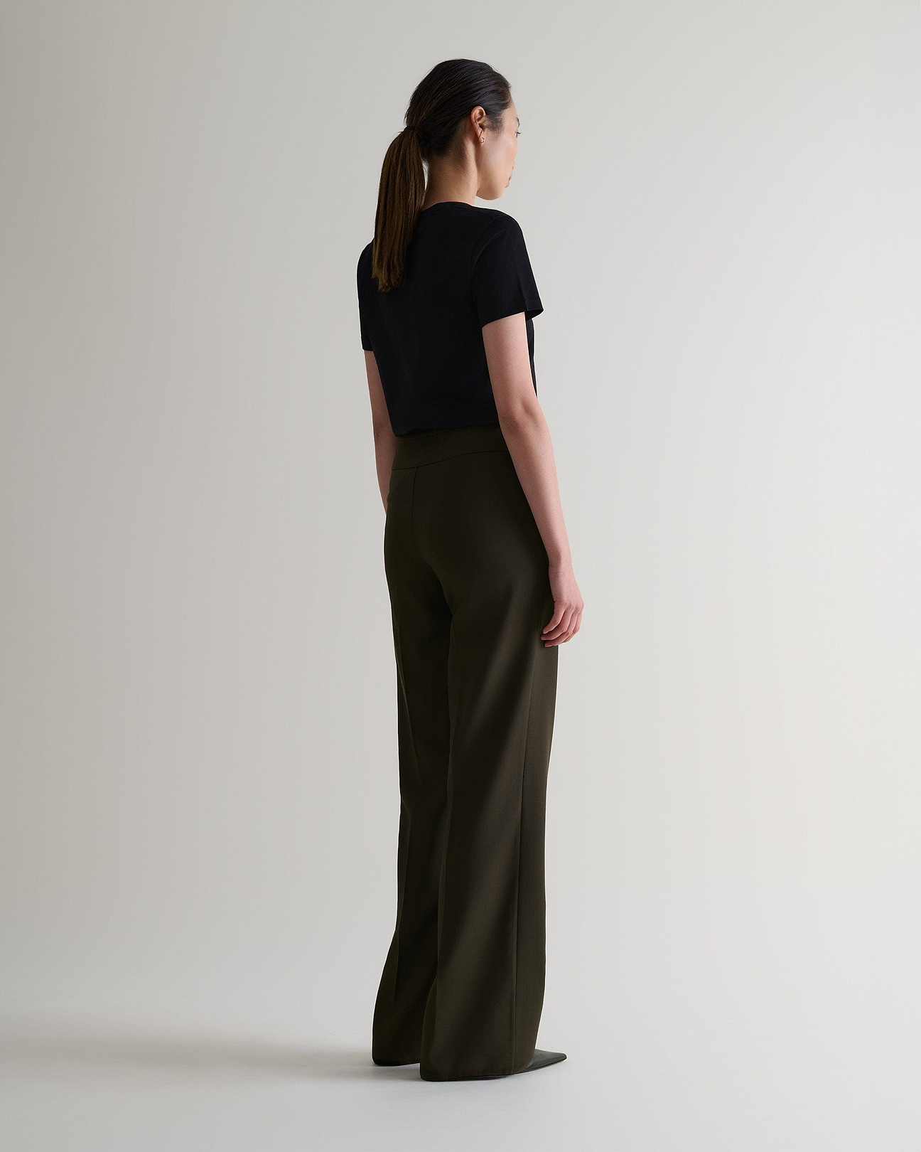 Flattering straight-leg design