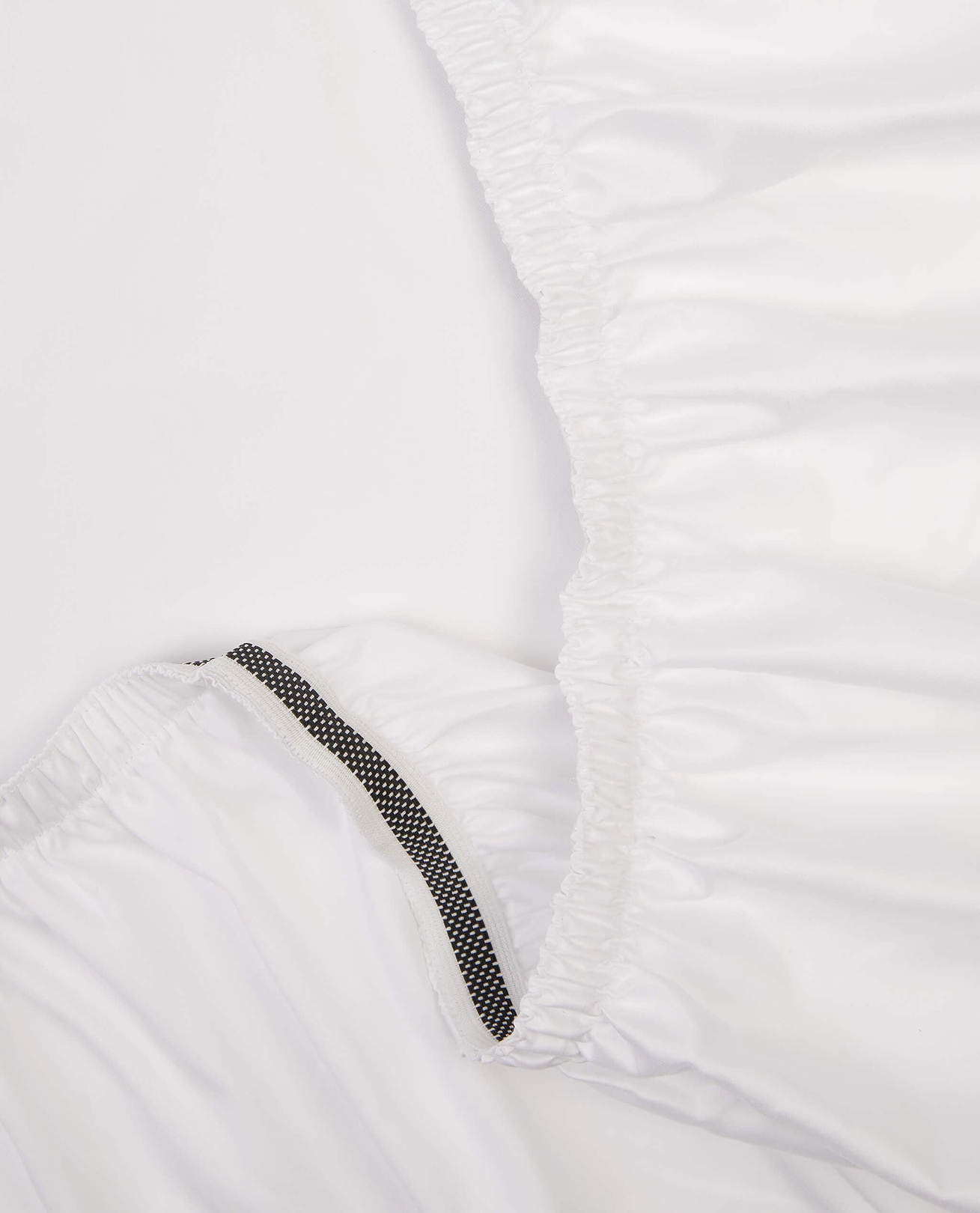 Extra grippy elastic - stays on your bed all night