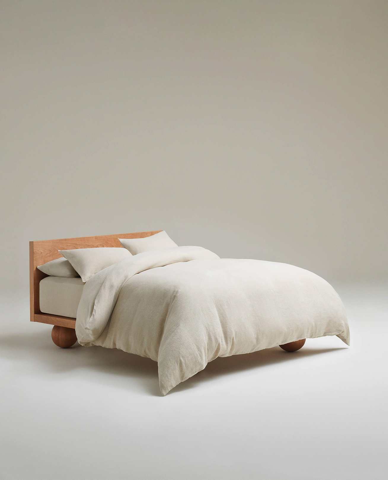 Hidden wood-effect buttons and corner ties keep your duvet secure