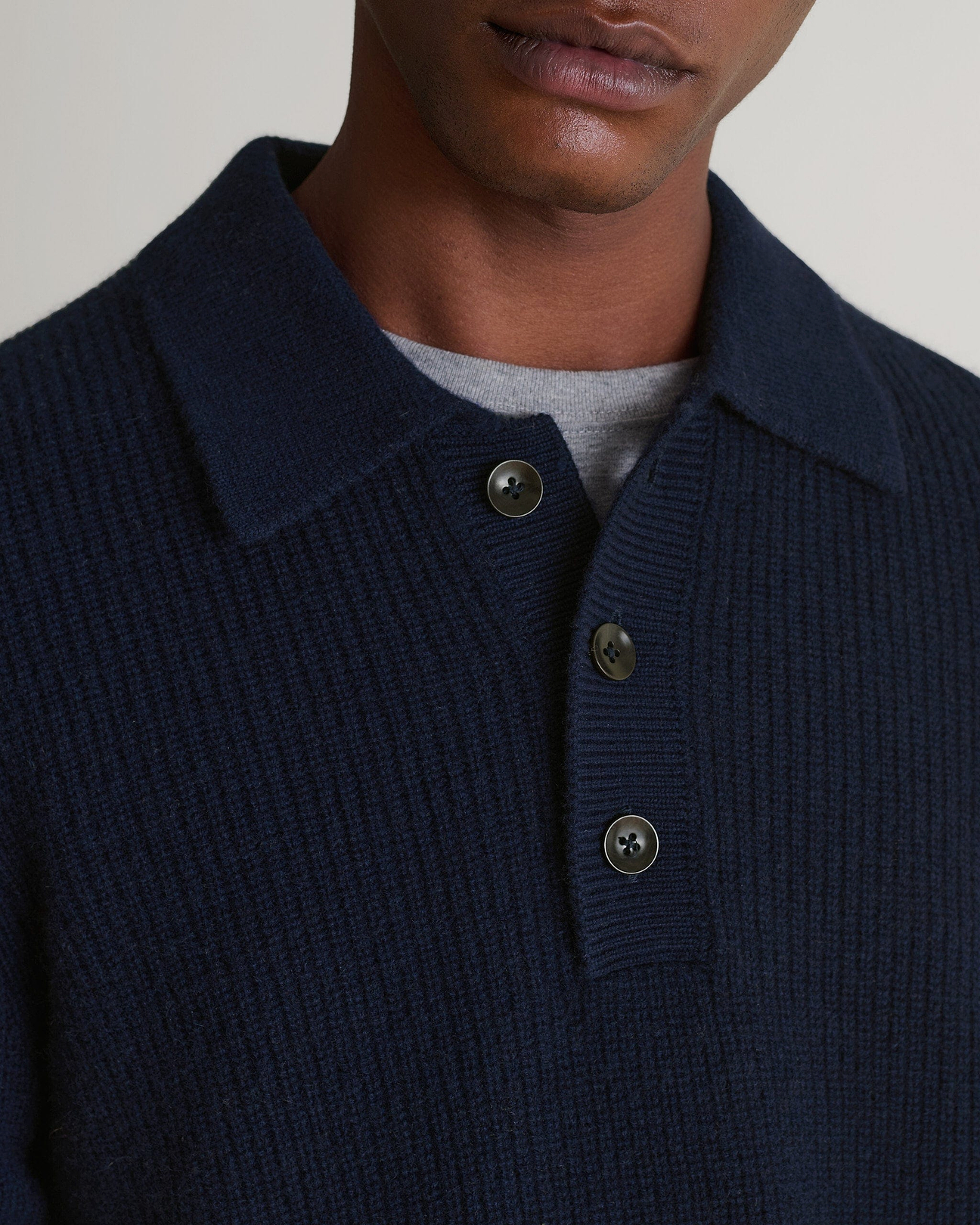 Neat button placket