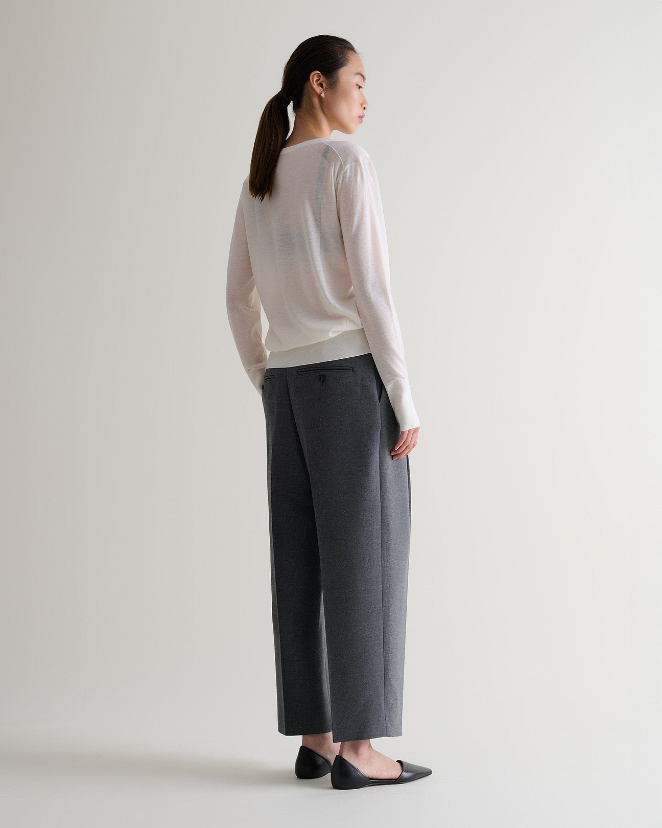 Backwards diagonal shoulder seams