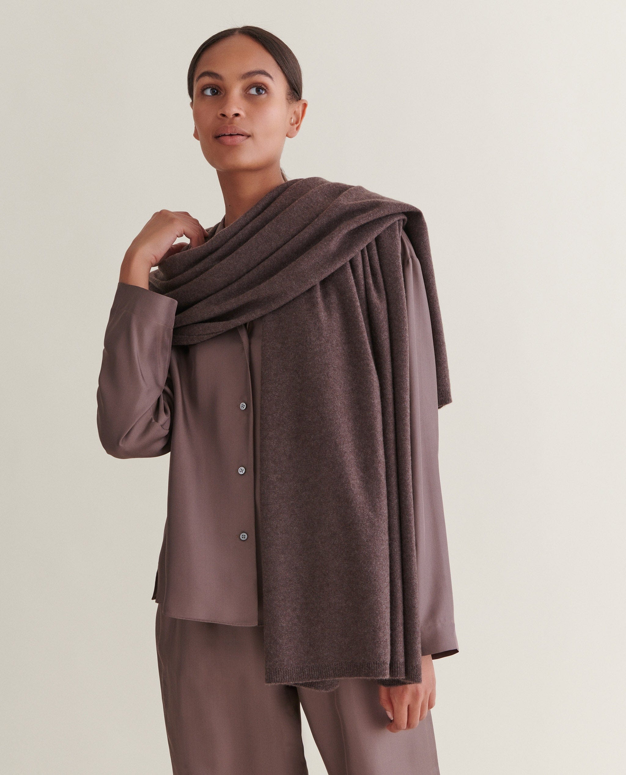 Oversized Finest Cashmere Wrap - Chocolate