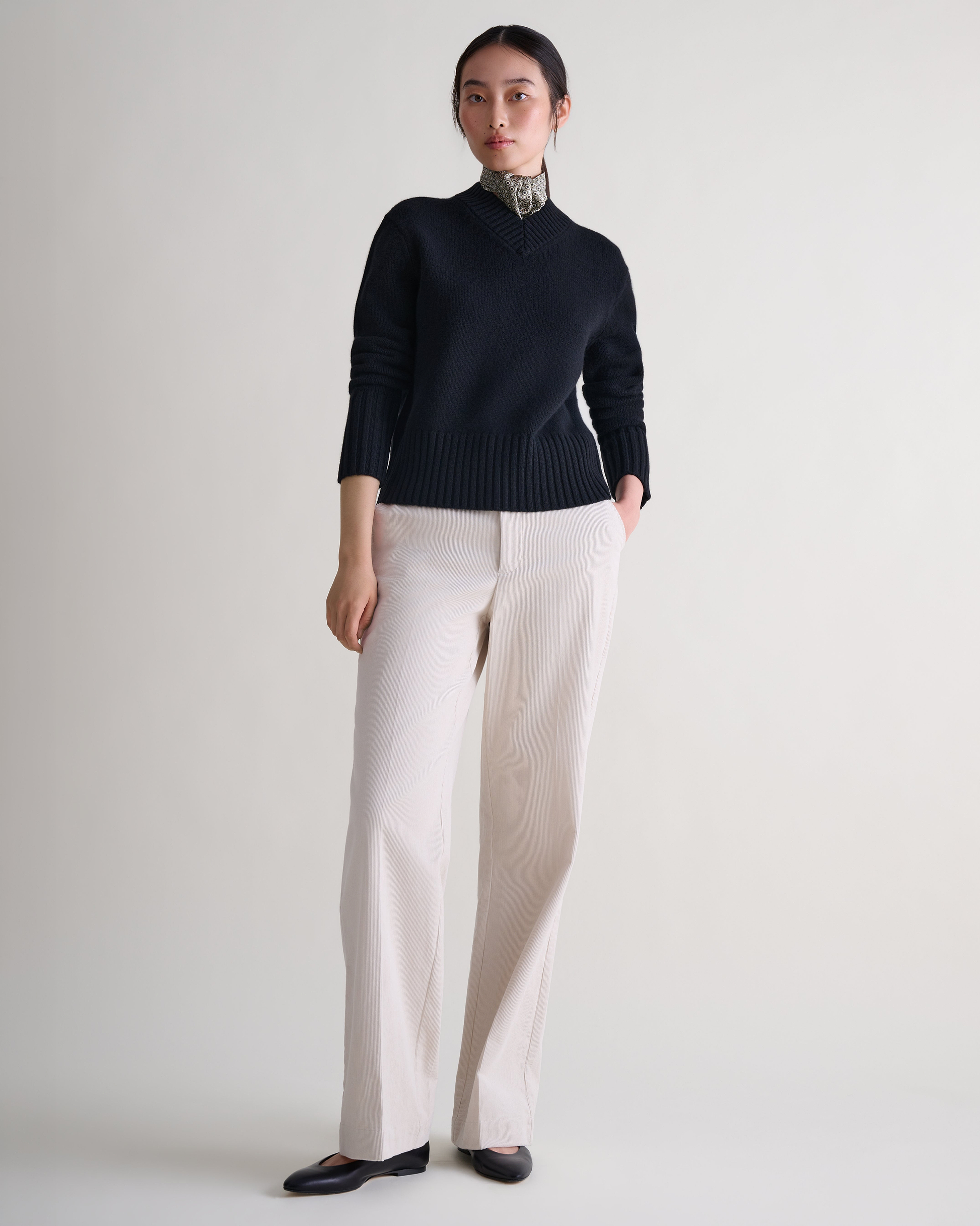 Women's Wool V-neck Jumper - Black