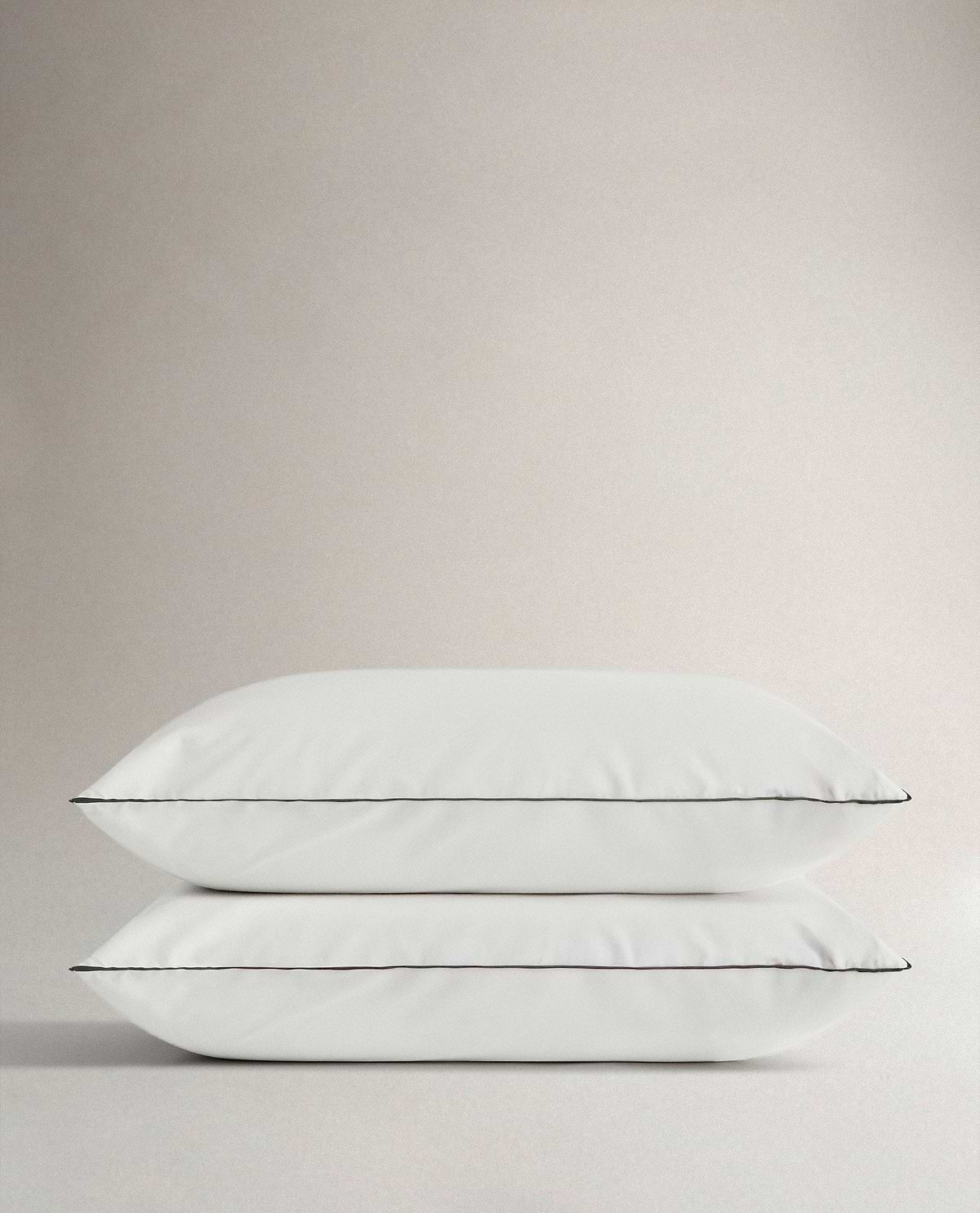 The Crisp & Cool Organic Cotton Pillowcase Set - White Navy Piping