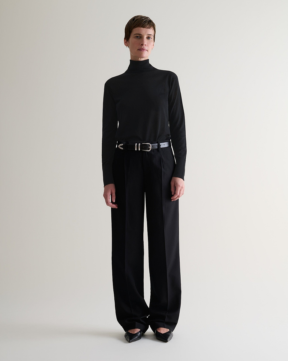Women's Superfine Merino Roll Neck Jumper - Black