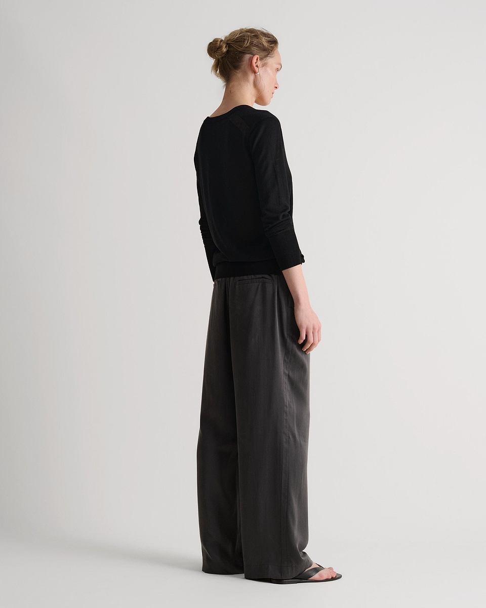 Women's Superfine Merino V Neck Jumper - Black