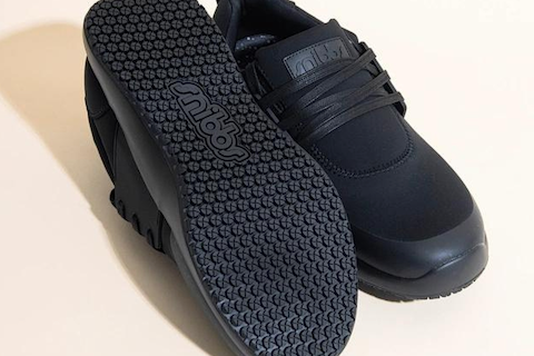 Zapato de trabajo negro antideslizante resistente al agua para estar de pie todo el día.