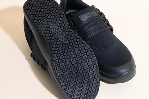 Zapato de trabajo negro antideslizante resistente al agua para estar de pie todo el día.