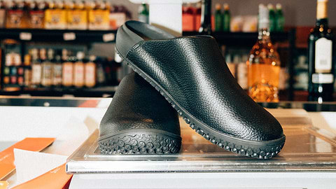 Zueco sin cordones en color negro