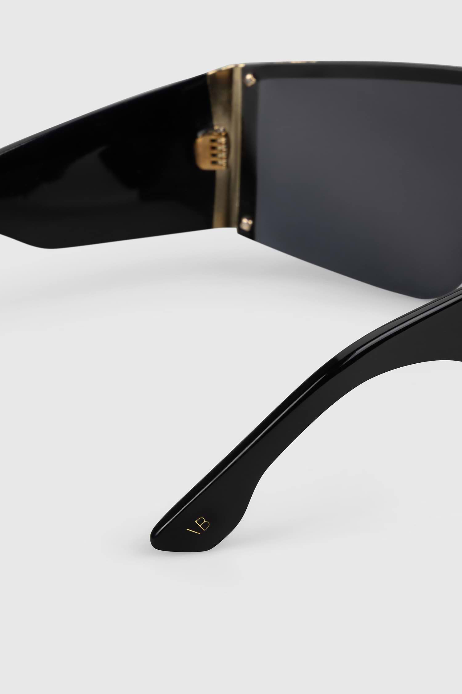 Oversized Mask Frame In Gold Black