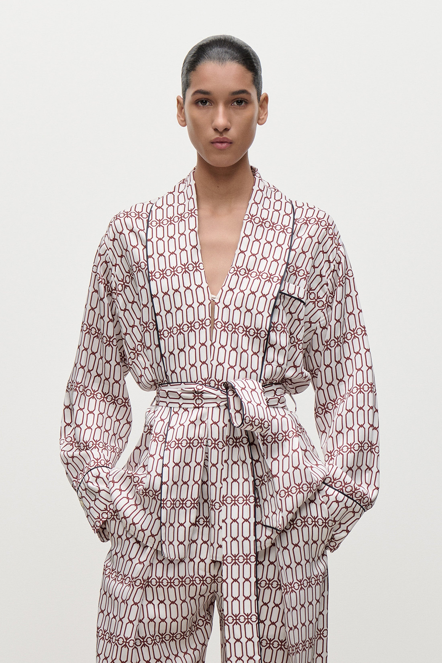 Alba Blouse In White Burgundy Chain Print